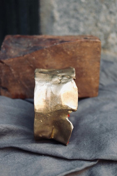 Brazalete rústico en latón. Hecho artesanalmente por Sandra Bellew.