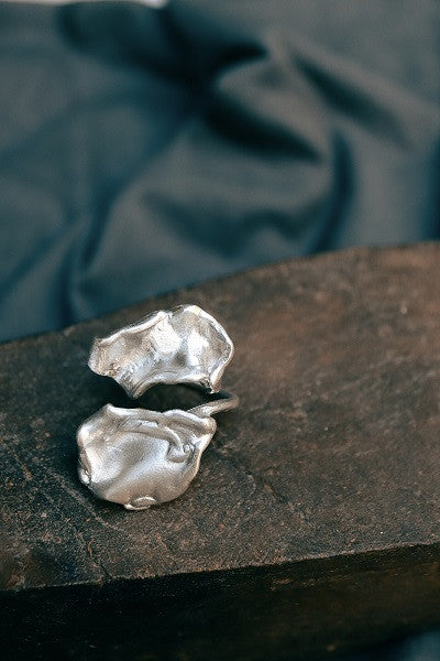 Anillo rústico en plata inspirado en Pino Montesdeoca. Hecho en España por Sandra Bellew.