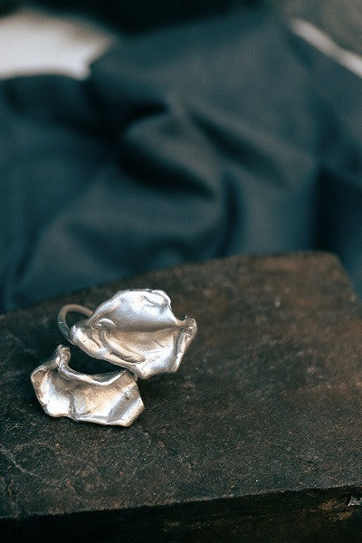 Anillo rústico en plata inspirado en Pino Montesdeoca. Hecho en España por Sandra Bellew.
