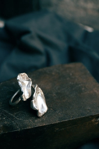 Anillo rústico en plata inspirado en Pino Montesdeoca. Hecho en España por Sandra Bellew.