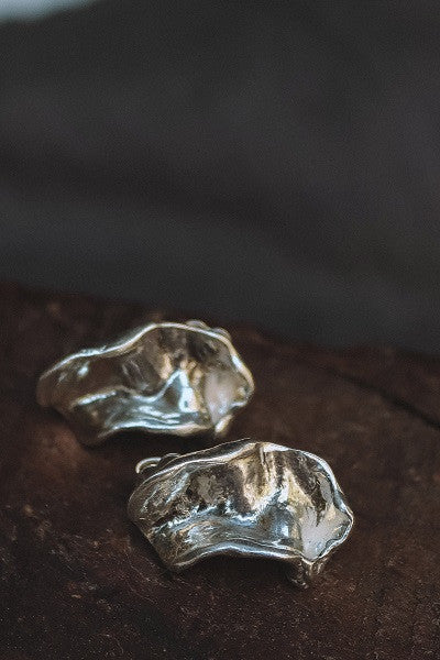 Pendientes rústicos en plata. Hechos en España por Sandra Bellew.