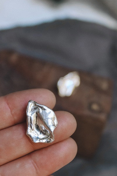 Pendientes rústicos en plata inspirados en Pino Montesdeoca. Hechos en España por Sandra Bellew.