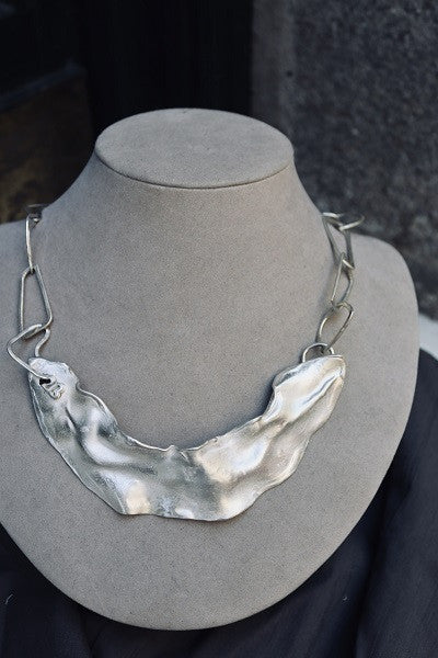 Gargantilla de plata con textura irregular. Hecha artesanalmente en España por Sandra Bellew