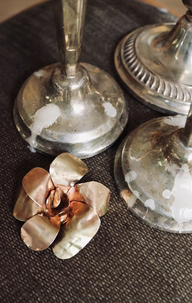 Colgante y Broche con forma de flor en latón. Hecho artesanalmente en España por Sandra Bellew.