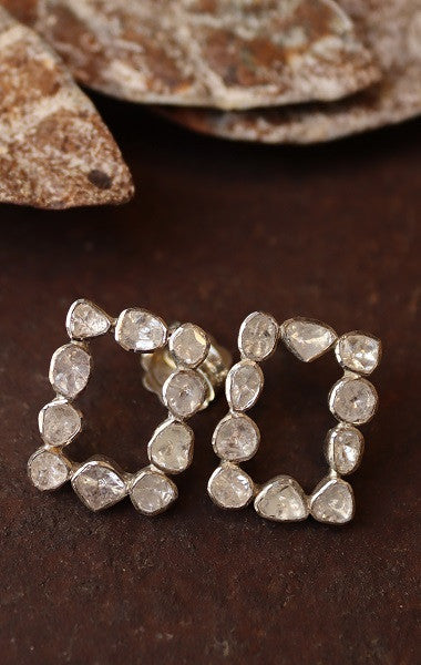 Pendientes rectangulares de diamantes y plata.
