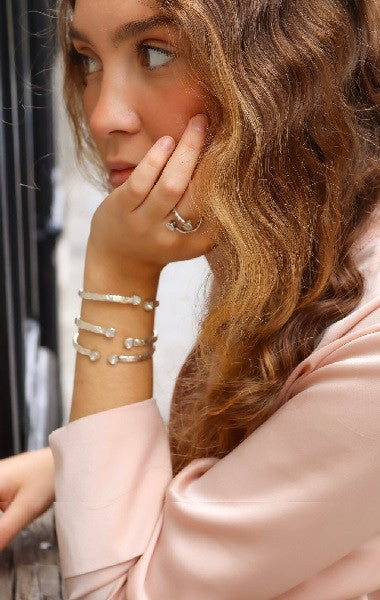 Brazalete luna plata con diamantes en bruto.