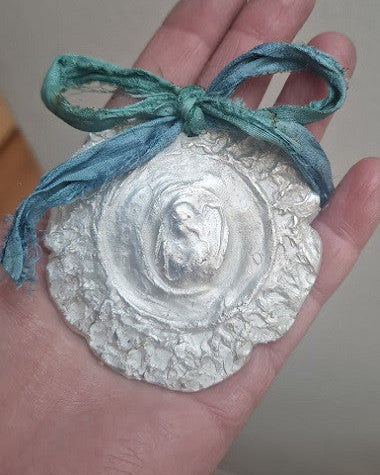 Medalla rústica del Angel de la Guarda para cuna en plata. Hecha artesanalmente por Sandra Bellew.