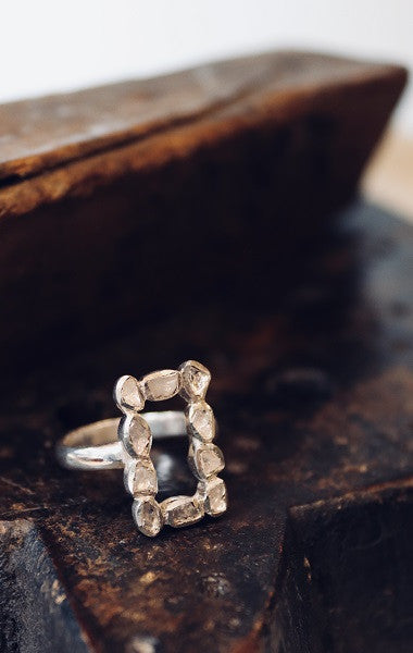 Anillo rectangular de diamantes y plata.