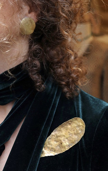 Broche de hoja en latón. Hecho artesanalmente en España por Sandra Bellew.