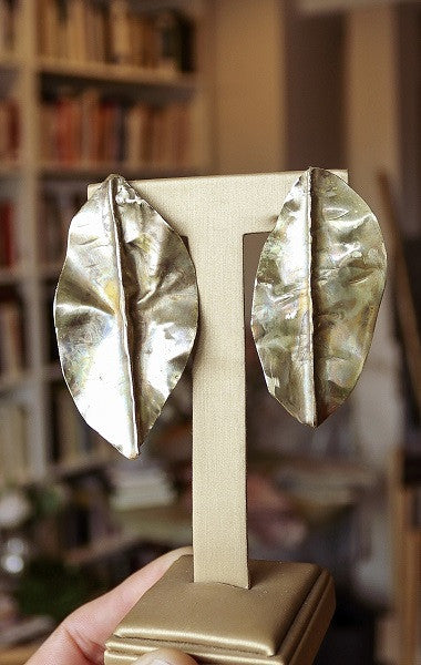 Pendientes de hoja en latón. Hechos artesanalmente por Sandra Bellew.