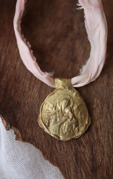 Medalla rústica de la Virgen del Perpetuo Socorro en latón. Hecha artesanalmente por Sandra Bellew.