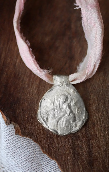 Medalla rústica de la Virgen del Perpetuo Socorro en plata. Hecha artesanalmente por Sandra Bellew.