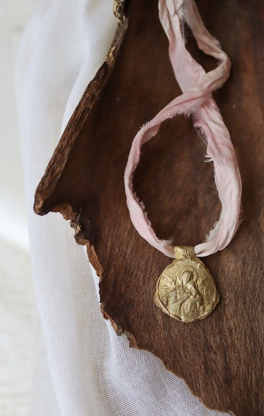 Medalla rústica de la Virgen del Perpetuo Socorro en latón. Hecha artesanalmente por Sandra Bellew.