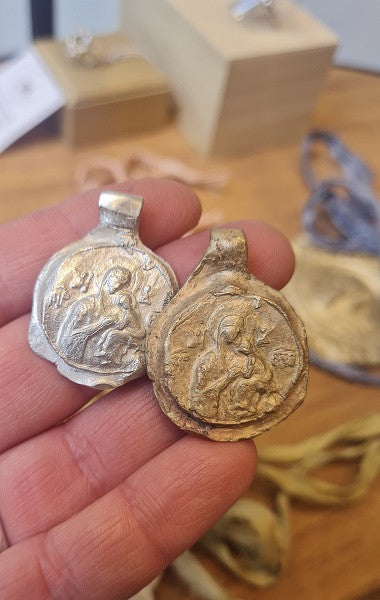 Medalla rústica de la Virgen del Perpetuo Socorro en latón y en plata. Hecha artesanalmente por Sandra Bellew.