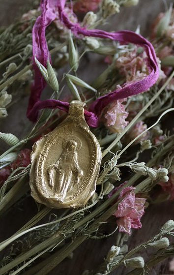 Medalla rústica de la Virgen Milagrosa en latón. Hecha artesanalmente en España por Sandra Bellew.