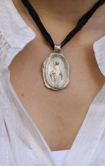 Medalla rústica de la Virgen Milagrosa en plata. Hecha artesanalmente en España por Sandra Bellew.
