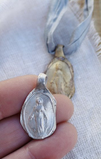 Medalla rústica de la Virgen Milagrosa en latón y en plata. Hecha artesanalmente en España por Sandra Bellew.