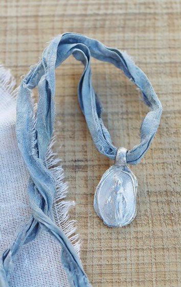 Medalla rústica de la Virgen Milagrosa en plata. Hecha artesanalmente en España por Sandra Bellew.
