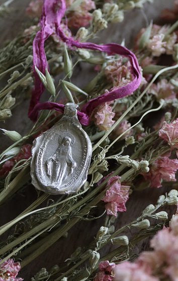 Medalla rústica de la Virgen Milagrosa en plata. Hecha artesanalmente en España por Sandra Bellew.