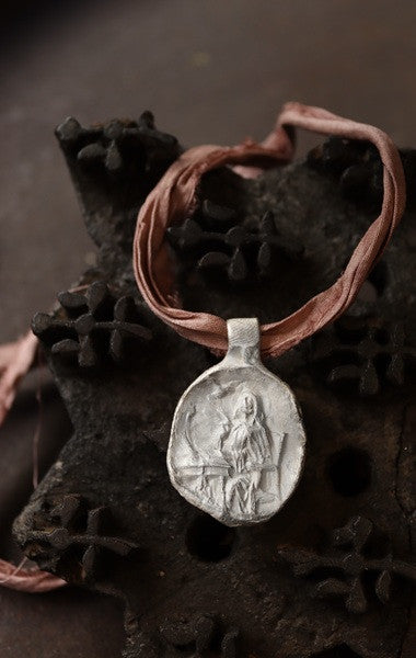 Medalla rústica de Santa Teresa en plata. Hecha artesanalmente por Sandra Bellew.