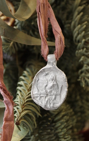 Medalla rústica de Santa Teresa en plata. Hecha artesanalmente por Sandra Bellew.