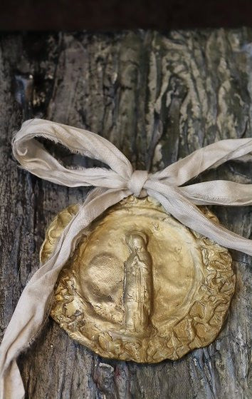 Virgen de Lourdes Cuna - Latón dorado