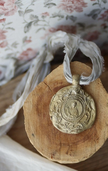 Medalla rústica de Santa Elena en latón. Hecha artesanalmente en España por Sandra Bellew.
