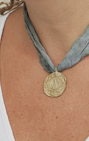 Medalla rústica de Santa Elena en latón. Hecha artesanalmente en España por Sandra Bellew.