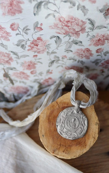 Medalla rústica de Santa Elena en plata. Hecha artesanalmente en España por Sandra Bellew.
