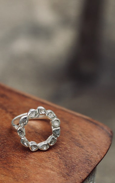 Anillo en redondo de diamantes y plata.