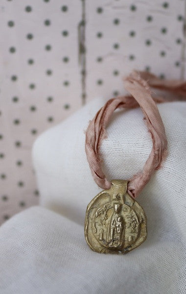 Medalla rústica de la Virgen de Nuria en latón. Hecha artesanalmente en España por Sandra Bellew.