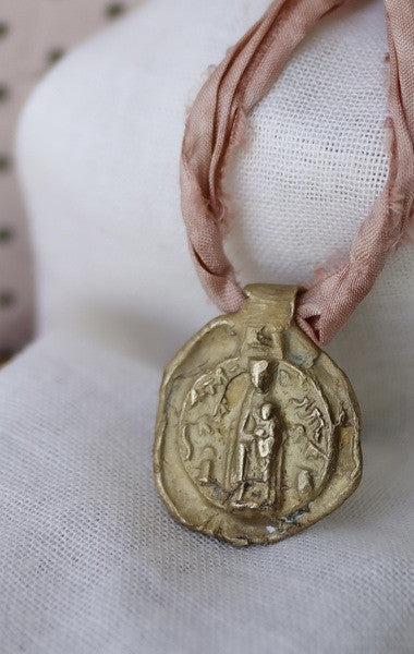 Medalla rústica de la Virgen de Nuria en latón. Hecha artesanalmente en España por Sandra Bellew.