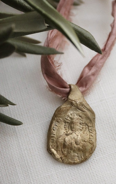 Virgen de Azcoitia Colgante - Latón dorado