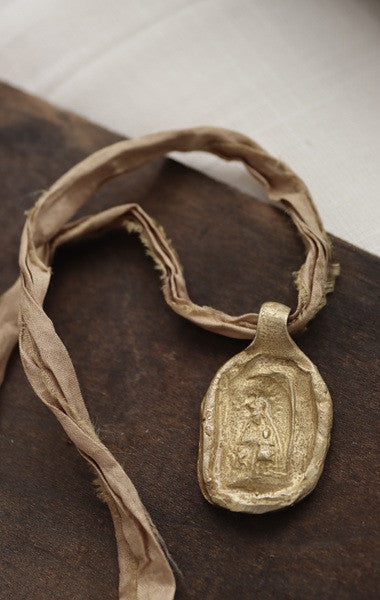 Medalla rústica de la Virgen Blanca en latón. Hecha artesanalmente en España por Sandra Bellew.