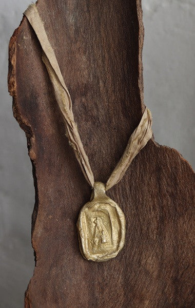 Medalla rústica de la Virgen Blanca en latón. Hecha artesanalmente en España por Sandra Bellew.