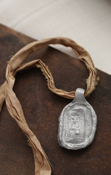 Medalla rústica de la Virgen Blanca en plata. Hecha artesanalmente en España por Sandra Bellew.