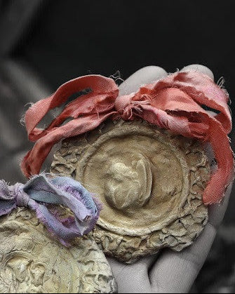 Medalla rústica del Angel de la Guarda para cuna en latón. Hecha artesanalmente por Sandra Bellew.
