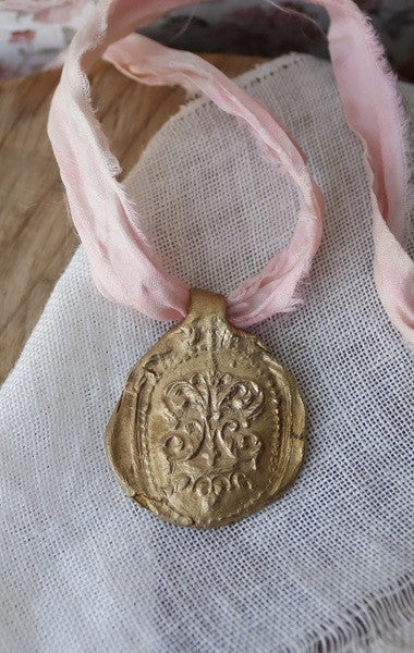 Hijas de María Colgante - Latón dorado