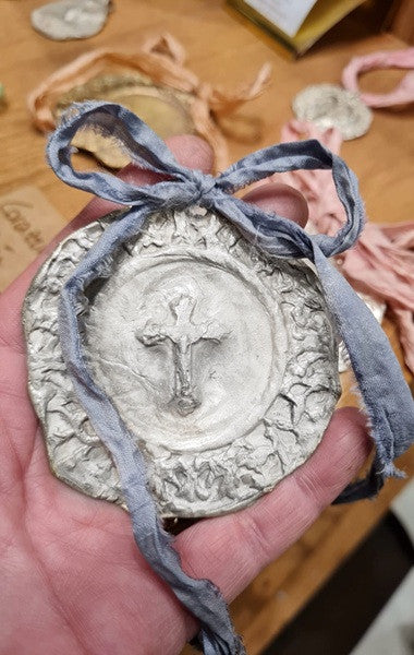 Cruz Repujada Cuna - Plata