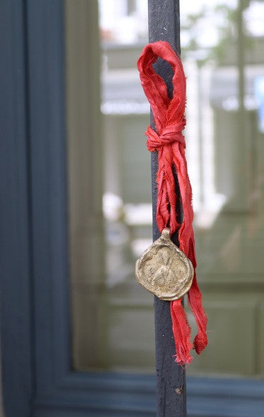 Medalla rústica de San Fermín en latón. Hecha artesanalmente por Sandra Bellew.