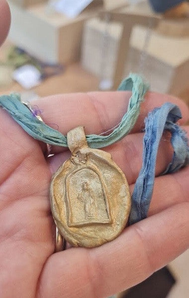 Medalla rústica de Santa Marta en latón. Hecha artesanalmente en España por Sandra Bellew.