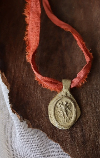 Medalla rústica de San Miguel Arcángel en latón. Hecha artesanalmente en España por Sandra Bellew.