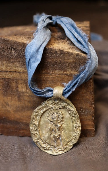 Medalla rústica de la Virgen del Puerto en latón. Hecha artesanalmente por Sandra Bellew.