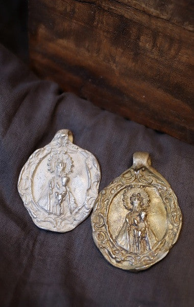 Medalla rústica de la Virgen del Puerto para carrito en latón y en plata. Hecha artesanalmente por Sandra Bellew.