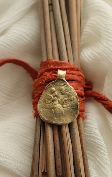 Medalla de la Sagrada Familia para ramo en latón. Hecha artesanalmente por Sandra Bellew.