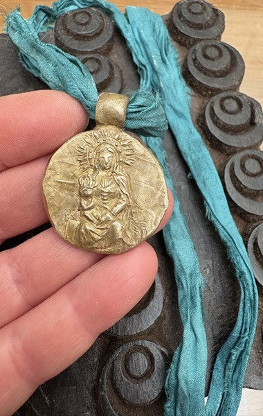 Virgen de Sansueña Colgante - Latón dorado