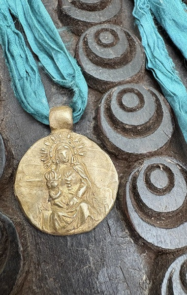Virgen de Sansueña Colgante - Latón dorado