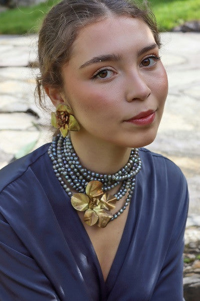 Collar de perlas cultivadas grises con flor de latón. Hecho artesanalmente en España por Sandra Bellew.