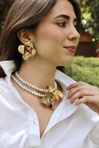Collar de perlas cultivadas con flor de latón. Hecho artesanalmente en España por Sandra Bellew.