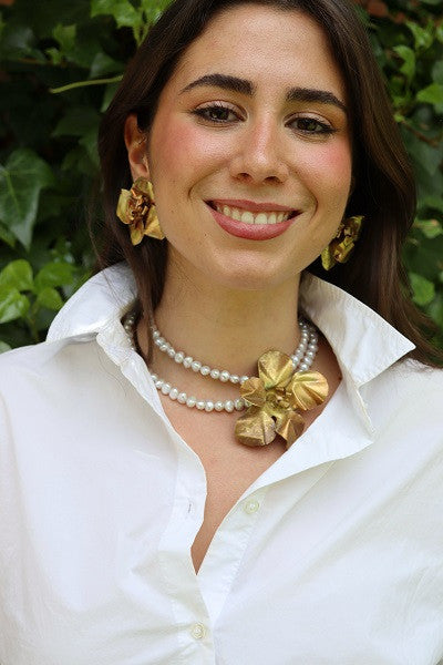 Collar de perlas cultivadas con flor de latón. Hecho artesanalmente en España por Sandra Bellew.